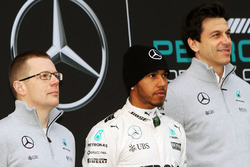 Andy Cowell, Mercedes-Benz High Performance Powertrains Managing Direktor; Lewis Hamilton, Mercedes