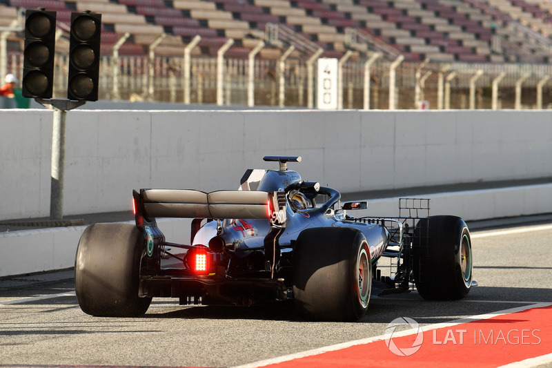Lewis Hamilton, Mercedes-AMG F1 W09'un arka kanadında lambalarla