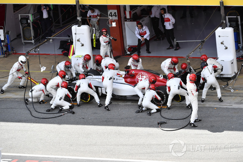 Marcus Ericsson, Sauber C37, pit stop