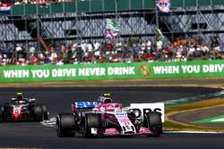 Esteban Ocon, Force India VJM11, Kevin Magnussen, Haas F1 Team VF-18