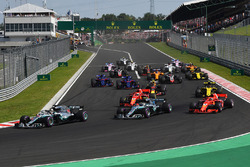 Lewis Hamilton, Mercedes-AMG F1 W09 leads at the start