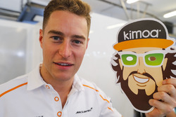 Stoffel Vandoorne, McLaren MCL33 celebrates Fernando Alonso, McLaren birthday