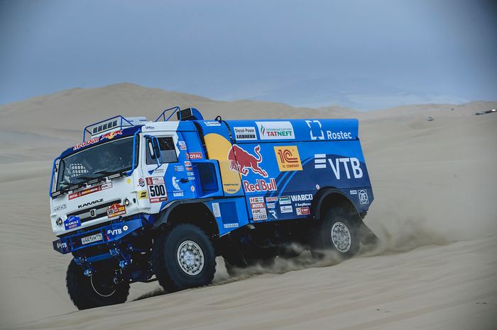 #500 Team Kamaz Master: Eduard Nikolaev, Evgeny Yakovlev, Vladimir Rybakov