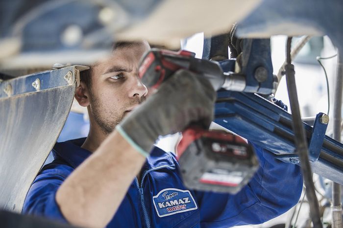 Mecánica del equipo Kamaz Master en el vivac