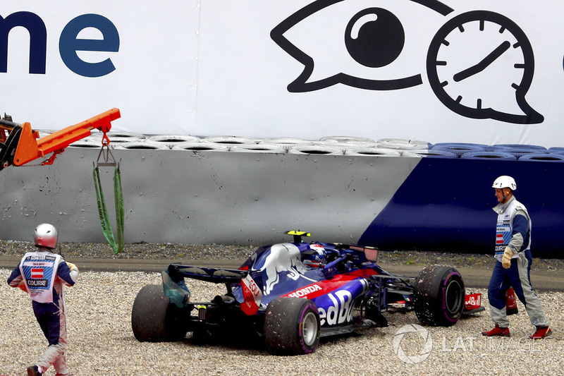 I marshal assistono Pierre Gasly, Toro Rosso STR13, dopo la rottura di una sospensione