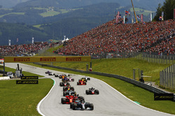 Lewis Hamilton, Mercedes AMG F1 W09, leads Kimi Raikkonen, Ferrari SF71H, Max Verstappen, Red Bull Racing RB14, Valtteri Bottas, Mercedes AMG F1 W09, Romain Grosjean, Haas F1 Team VF-18, Daniel Ricciardo, Red Bull Racing RB14, Kevin Magnussen, Haas F1 Team VF-18 and Sebastian Vettel, Ferrari SF71H at the start