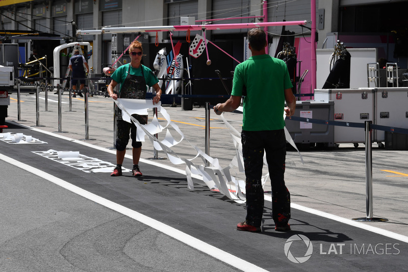 Preparazione delle scritte in pit lane