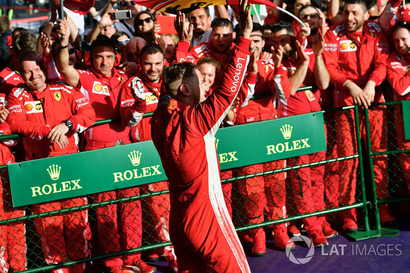 Le vainqueur Sebastian Vettel, Ferrari fête sa victoire dans le Parc Fermé