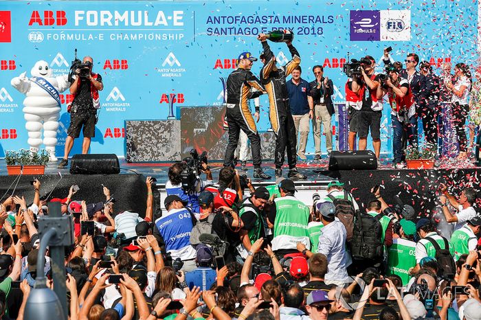 Podio: ganador de la carrera Jean-Eric Vergne, Techeetah, Andre Lotterer, Techeetah celebra