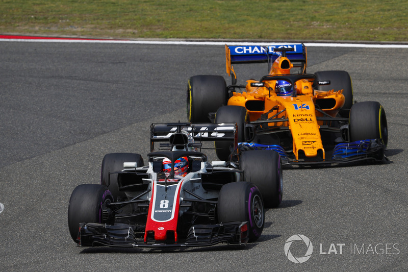 Romain Grosjean, Haas F1 Team VF-18 Ferrari, leads Fernando Alonso, McLaren MCL33 Renault