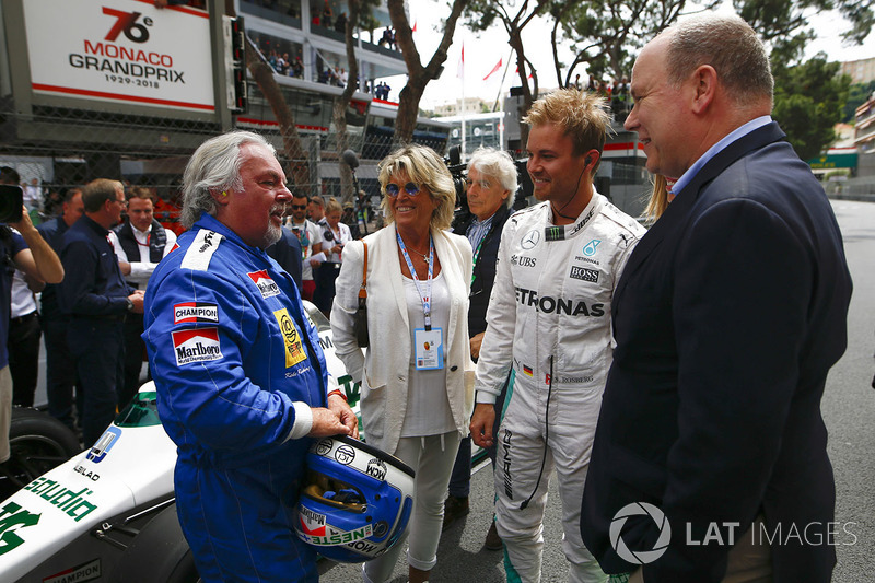 Keke Rosberg si prepara a riunirsi alla sua Williams FW08 Cosworth del 1982 per un giro dimostrativo con il figlio Nico Rosberg, al volante della sua Mercedes W07 Hybrid del 2016, mentre il Principe Alberto parla con la coppia in griglia