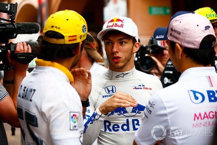 Pierre Gasly, Toro Rosso, talks to Carlos Sainz Jr., Renault Sport F1 Team, y Sergio Perez, Force India