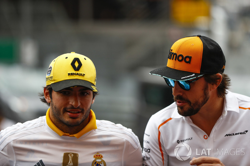 Carlos Sainz Jr., Renault Sport F1 Team, et Fernando Alonso, McLaren