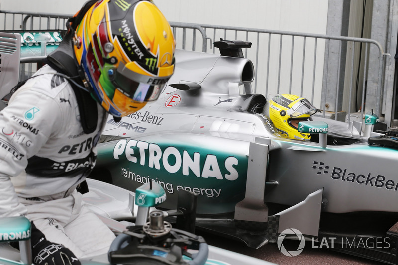 Lewis Hamilton ve Nico Rosberg, Mercedes W04, parc ferme