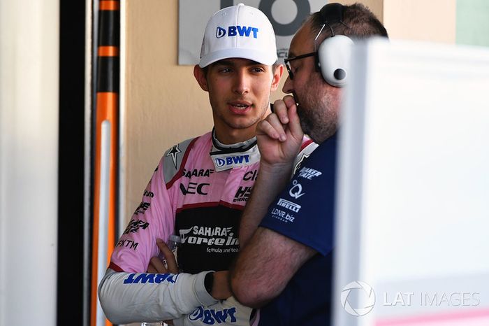 Esteban Ocon, Sahara Force India F1 y Tom McCullough, Sahara Force India F1 Ingeniero Jefe