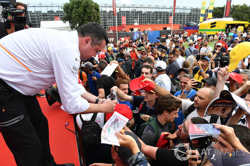 Eric Boullier, McLaren Racing Director, memberikan tanda tangannya