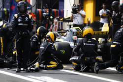 Carlos Sainz Jr., Renault Sport F1 Team R.S. 18, effettua un pit stop