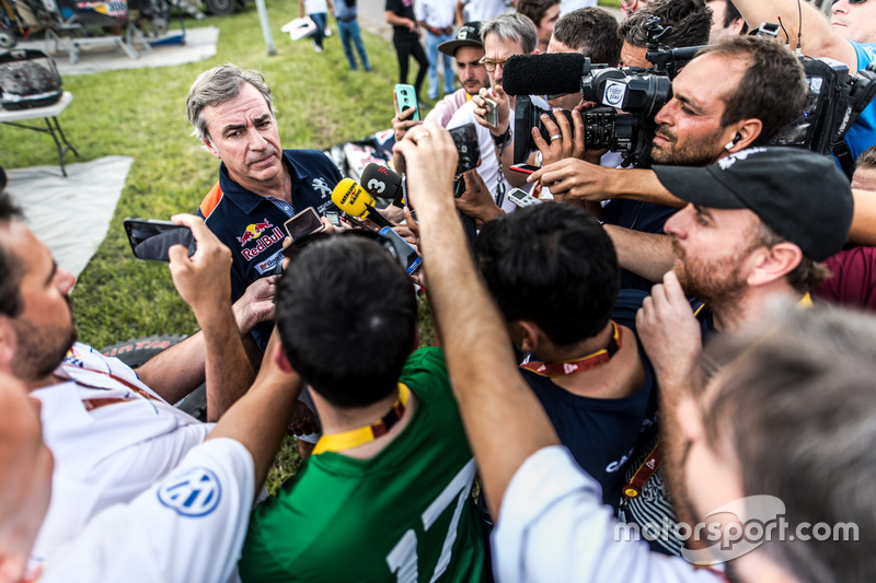 Carlos Sainz, Peugeot Sport con los medios