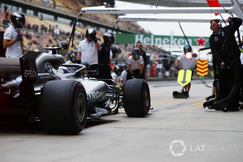 Valtteri Bottas, Mercedes AMG F1 W09, pit stop