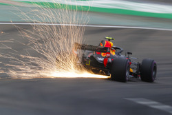 Макс Ферстаппен, Red Bull Racing RB14 Tag Heuer, іскрить