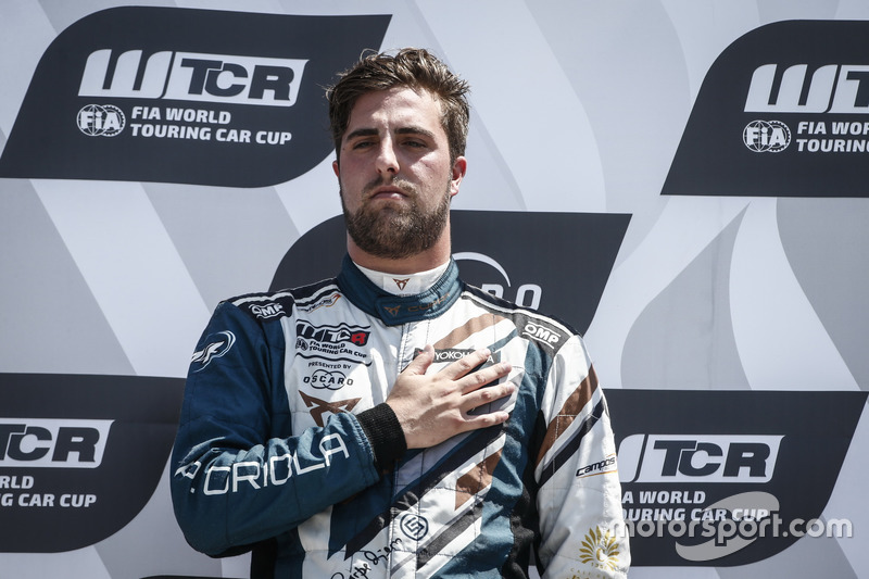 Podium: Race winner Pepe Oriola, Team Oscaro by Campos Racing Cupra TCR