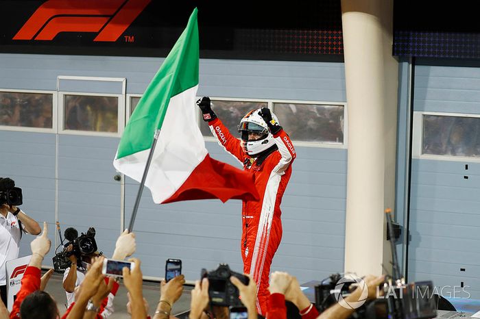 Sebastian Vettel, Ferrari, 1 ° puesto, celebra a su llegada al Parc Ferme