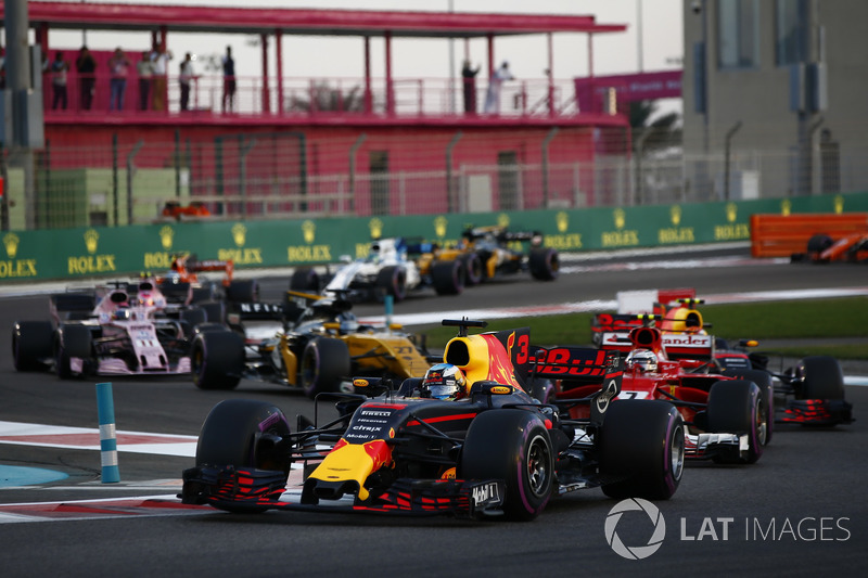 Daniel Ricciardo, Red Bull Racing RB13, Kimi Raikkonen, Ferrari SF70H, Max Verstappen, Red Bull Racing RB13, Nico Hulkenberg, Renault Sport F1 Team RS17 at the start