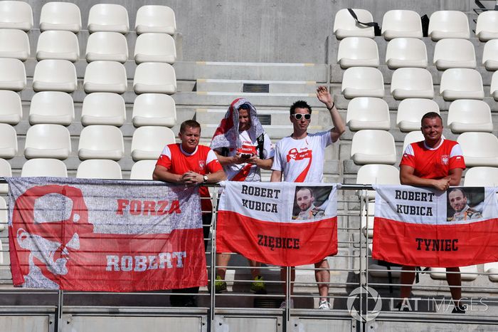 Fans de Robert Kubica con pancartas