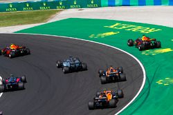 Daniel Ricciardo, Red Bull Racing RB13, sale de la pista tras el contacto de Max Verstappen, Red Bul