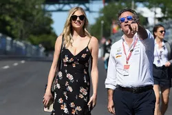 Modelo Kate Upton con Alejandro Agag, CEO, Fórmula E