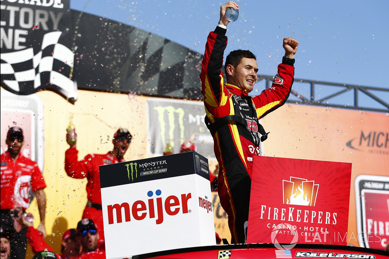 Kyle Larson venceu pela segunda vez na temporada da NASCAR Cup Series de 2017. O novo triunfo veio na etapa de Michigan, neste domingo.