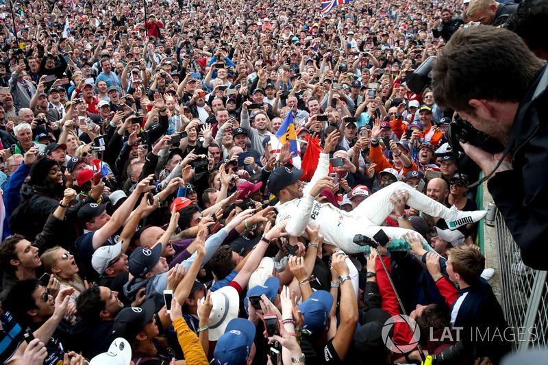 Ganador de la carrera Lewis Hamilton, Mercedes AMG F1 celebra con los fans