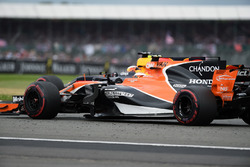 Stoffel Vandoorne, McLaren MCL32 et Daniel Ricciardo, Red Bull Racing RB13 en lutte