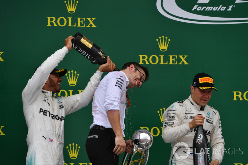 1. Lewis Hamilton, Mercedes AMG F1; 2. Valtteri Bottas, Mercedes AMG F1, mit Peter Bonnington, Merce