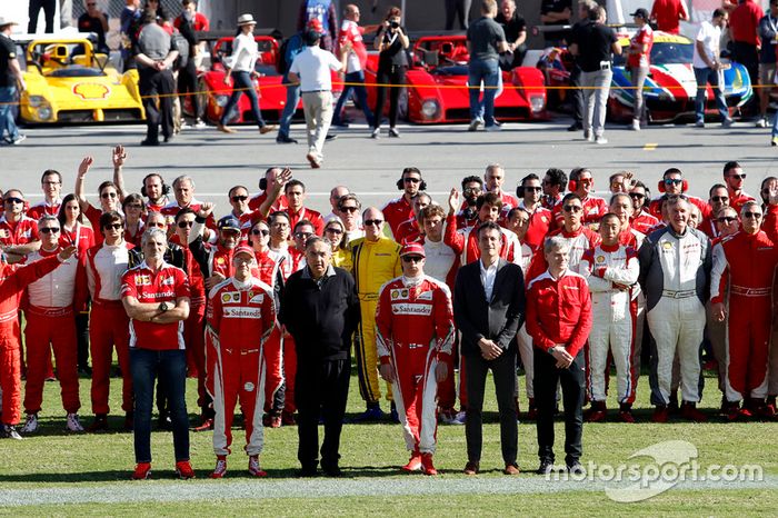 Maurizio Arrivabene, Team principal Ferrari; Sebastian Vettel, Ferrari; Sergio Marchionne, Presidente de Ferrari; Kimi Raikkonen, Ferrari, foto de grupo