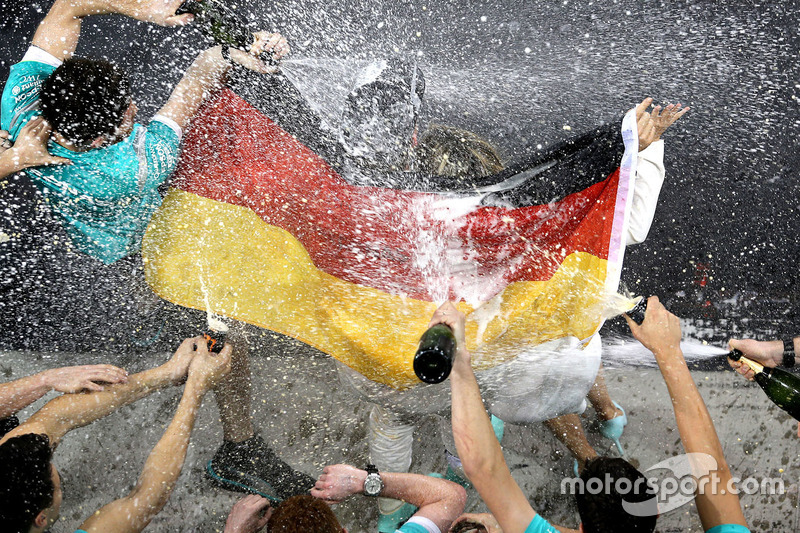 Nico Rosberg feiert den WM-Titelgewinn 2016