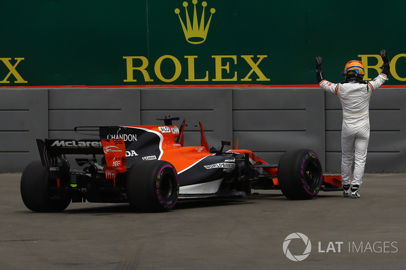 Fernando Alonso, McLaren detenido en la pista en la PL1