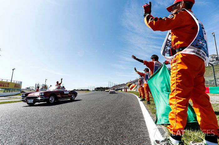 Oficiales de pista ven a Sebastian Vettel, Ferrari