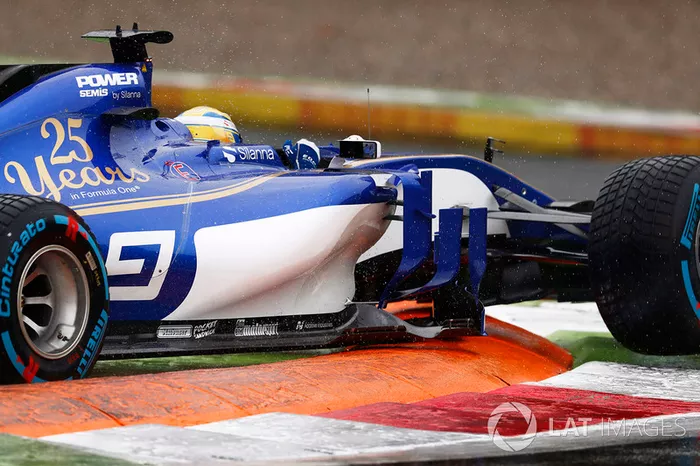 Marcus Ericsson, Sauber C36, sobre un bordillo
