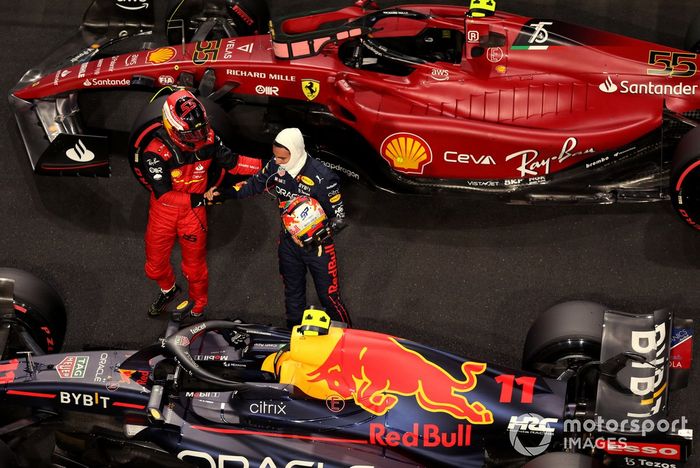 El ganador de la pole, Sergio Pérez, de Red Bull Racing, celebra en el Parc Ferme con Carlos Sainz Jr., Ferrari