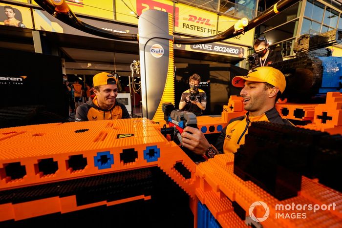 Daniel Ricciardo, McLaren, Lando Norris, McLaren, con un coche de Lego