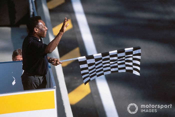 2002: a la leyenda del fútbol, Pelé, se le permite ondear la bandera a cuadros en la carrera de su país, pero solo alcanzó a algunos pilotos, aunque el triunfo de Michael Schumacher se mantuvo.
