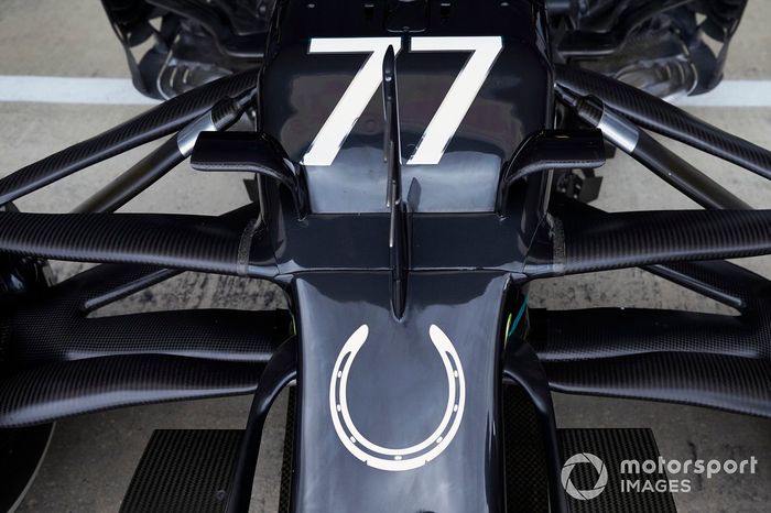Valtteri Bottas, el alerón delantero del Mercedes F1 W11 con la herradura del homenaje a Strling Moss