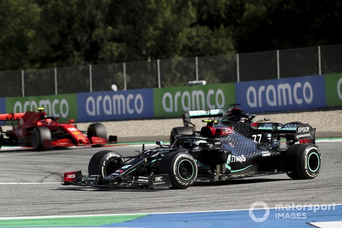 Valtteri Bottas, Mercedes F1 W11 EQ Performance, Lewis Hamilton, Mercedes F1 W11 EQ Performance, y Charles Leclerc, Ferrari SF1000