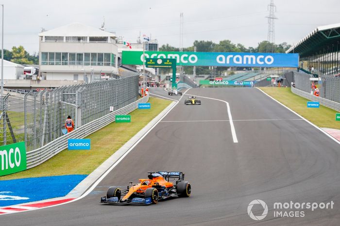 Carlos Sainz Jr., McLaren MCL35, Daniel Ricciardo, Renault F1 Team R.S.20 and George Russell, Williams FW43 