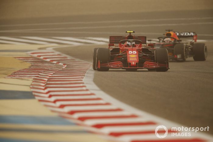 Carlos Sainz Jr., Ferrari SF21, Max Verstappen, Red Bull Racing RB16B 
