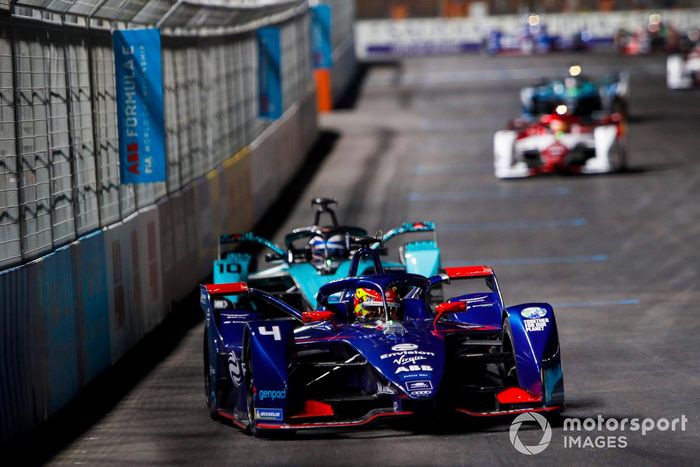 Robin Frijns, Envision Virgin Racing, Audi e-tron FE07, por delante de Sam Bird, Panasonic Jaguar Racing, Jaguar I-Type 5