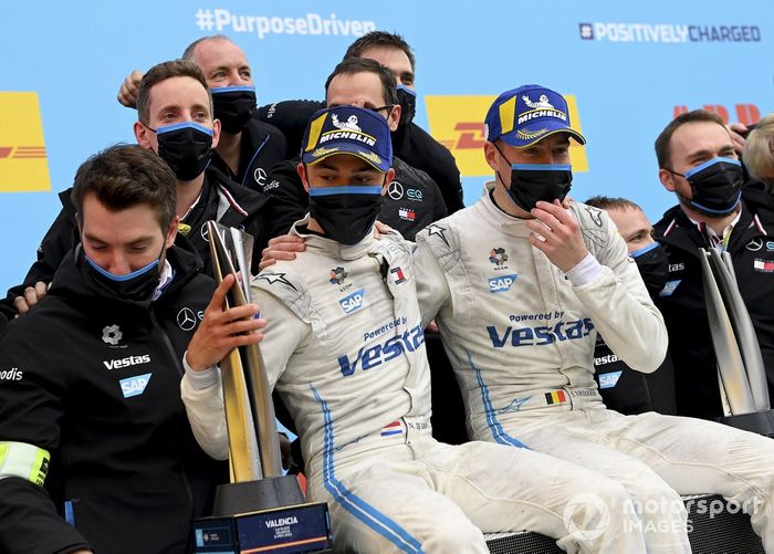 Nyck de Vries, Mercedes-Benz EQ, 1ª posición, Stoffel Vandoorne, Mercedes-Benz EQ, 3ª posición, el equipo Mercedes Benz EQ celebra en el podio