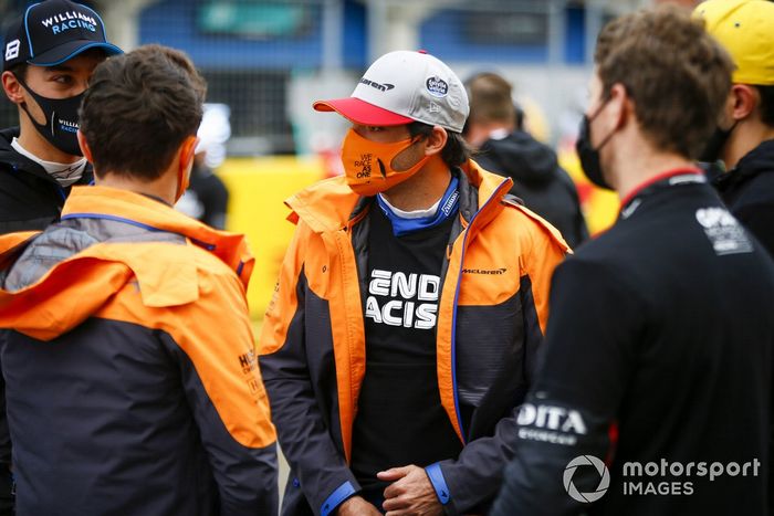 Lando Norris, McLaren, George Russell, Williams Racing, y Carlos Sainz Jr., McLaren