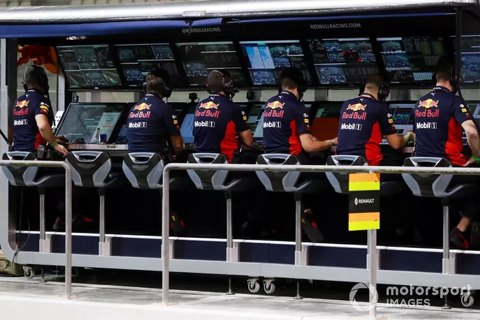 El equipo de Red Bull en el pit wall